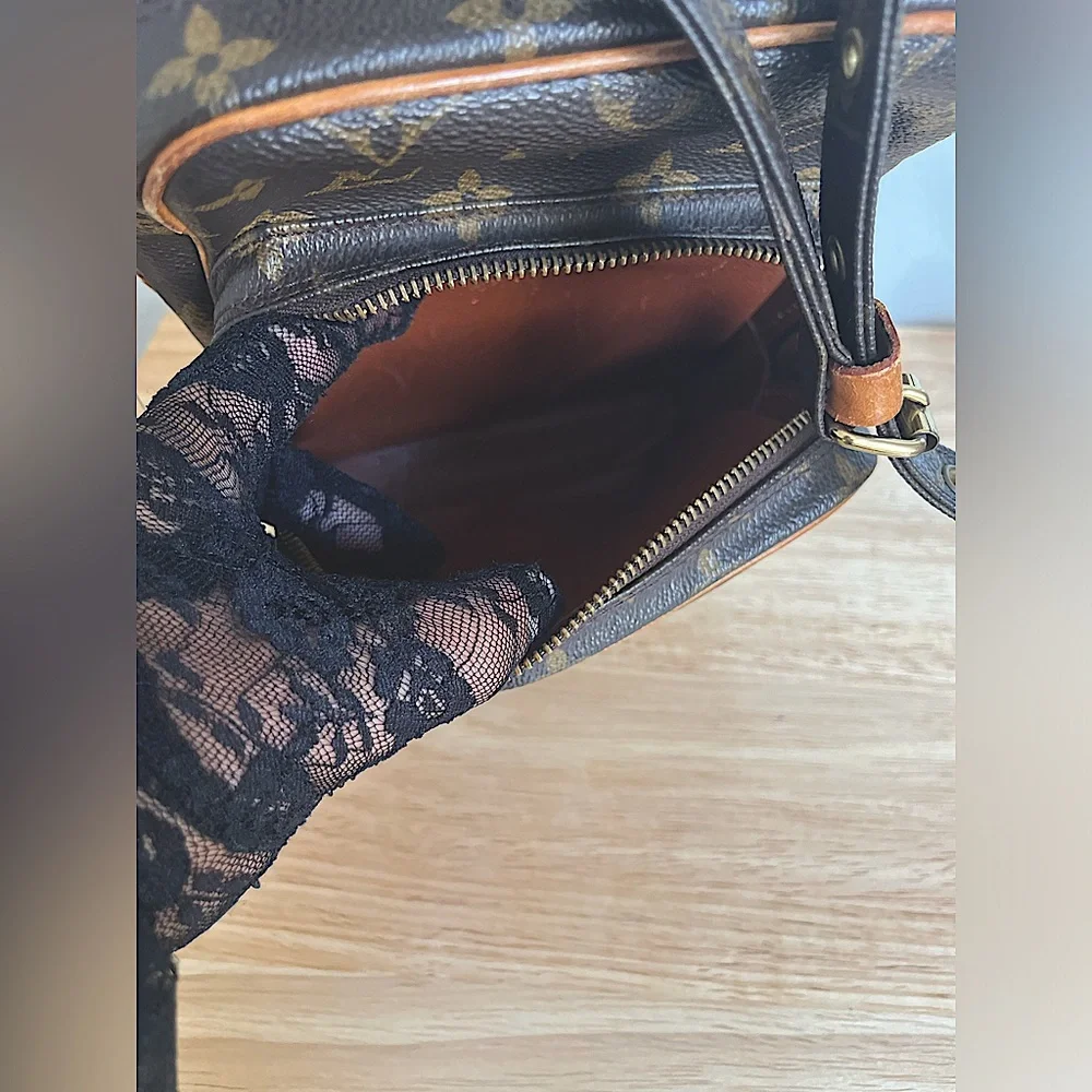 🎊SOLD🎊Louis Vuitton Amazone Vintage Monogram Crossbody bag✨ - Picture 16 of 16